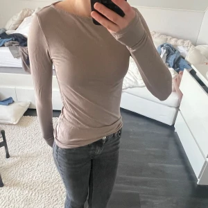 Beige långärmad topp från 157 - Säljer en  beige långärmad topp från 157. Är i storlek xs💕