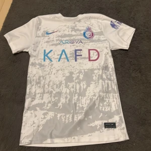 AL NASSR fotbolls tröja nummer 7 ronaldo - lite sönder på loggan annars jätte bra skick