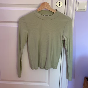 Grön tröja - Fin ljudgrön tröja från monki i fint skick!✨  I storlek S. Skriv vid frågor!💖