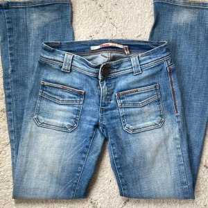 Lågmidjade jeans från only - Så snygga lågmidjade jeans från only!! Midja 37 cm tvärsöver och innerbens längd 76 💕