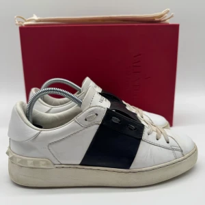 VALENITNO OPEN SNEAKERS  - Valentino open sneakers - Skick: 8,5/10 - Storlek 36 - Tillbehör: Box & Dustbag - Nypris 7700kr - deluxecloset 