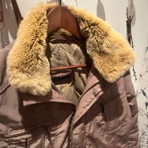 Hetrego Jacka - Säljer nu min Hetrego field jacka med päls, den är i bra skick utan skador. Nypris ca 6,000kr. Hör av er vid frågor 