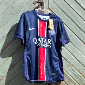 Psg Fotbollströja  - Hej! Vi säljer just nu denna underbara Paris Saint Germain tröjan till ett väldigt bra pris 😍Den är perfekt nu inför sommaren ☀️🌟Tröjan är i storlek S 👕Kontakta oss för mer information ℹ️ 