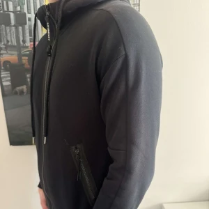 CP company Hoodie - C.P Company hoodie| använd hyfsat lite, bra skick| färg:svart| strlk M| nypris ca:2499| vårt pris endast:999kr| STEAL🚨. Vid frågor ”kontakta”📩🚨