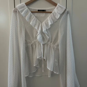 Blus - Superfin vit blus med guldiga prickar💛🌟