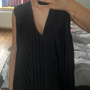 Svart Blus - Säljer nu denna fina blus från & Other Stories. Jättefins tröja som jag inte använder så ofta och hoppas att någon annan får mer användning för🤍