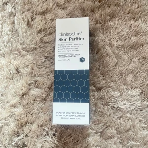 Clinisoothe+ Skin Purifier - Clinisoothe+ Skin Purifier skyddar hudbarriären från föroreningar och orenheter. Den främjar hudens återhämtning och är idealisk för hud med akne, rosacea, eksem, blemmor och inflammation. Passar alla hudtyper och är fri från alkohol.