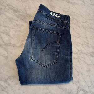 Blå jeans från dondup - Snygga blå jeans från Dondup med slitningar på. Väldigt eftertraktade deför säljer jag för 1000kr nypris 3000kr