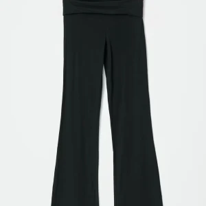 Svarta yoga pants 💞 - Yoga pants från Ginatricot i strl 146/152, jättefint skick och säljer pågrund av att de är för korta. Kom privat för fler bilder 🫶🏻