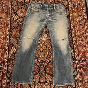 Diesel flared jeans! - Sjukt feta jeans från diesel. Dessa är modellen zatiny vilket är en herr flared modell! Midjemått:43 längd:101