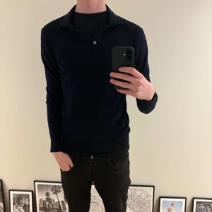 Långärmad piké  - Säljer en stilren mörkblå långärmad piké från Zara. Storleken är M men jag tycker den sitter lite tight så skulle nog funka på S också.