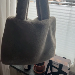 Brun pälsväska från H&M - Säljer en mysig brun pälsväska från H&M. Typ aldrig använd så väldigt bra skick! Köpt för 299kr men säljer för 70kr. Pris går att diskutera 😊