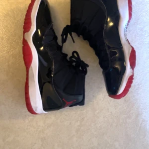Jordan 11 bred  - Säljer pga jag inte använder dem längre, fått som födelsedagspresent, låda finns ej. Inget slitage bara lite smuts som kan tvättas bort enkelt, pris kan diskuteras vid snabb affär, flera bilder kan skickas 
