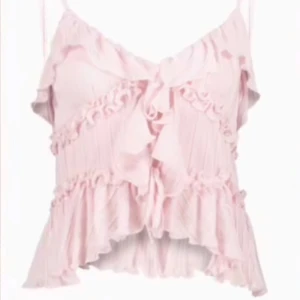 Rosa volanglinnetopp med knytning - Säljer en söt rosa linnetopp från new yorker med volanger och knytning framtill. Toppen har tunna axelband och en luftig design som passar perfekt för varma dagar. Den är i L men skulle passar mig med S då den går att skjustera banden som gör stor skillnad på storleken. Helt ny, ändats testad och tyckte inte den var min still,tyvärr. pris kan diskuteras vid snabba köp💕💕💕