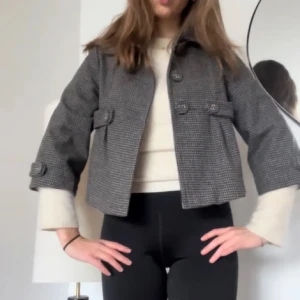 Kappa - Så fin kappa!! Knappt använd, i 60% ull. Köpt second hand i Paris och är i superbra skick