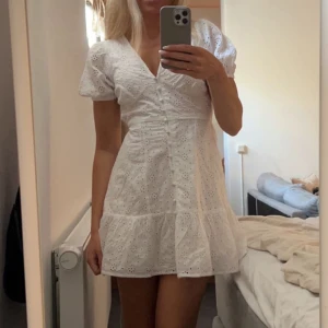 Studentklänning - Intressekoll på min klänning jag hade på min student förra året! Köpt från ginas studentkollektion 💞💞inga tecken på användning, endast använd på studentdagen 😇priset kan diskuteras 