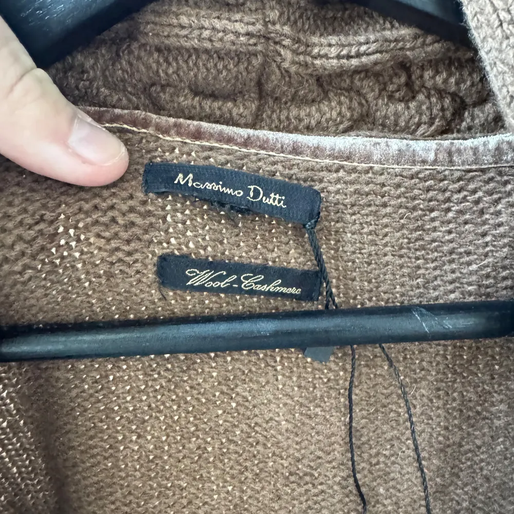 Mycket fin och unik modell passa på! 🤩 •Skick: 8.5/10 delvis nopprig •storlek📏: S enligt plagget utifrån mått S-M •Nypris/Butikspris:💰 ~1299kr Köp gärna i bundles för att underlätta i frakt och på detta vis blir jag mer flexibel i pris! Våga buda! 🚚🤝. Neuletakit & Villapaidat.