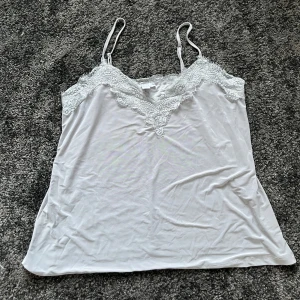 Rosa och grått spetslinnen  - Säljer två spetslinnen i grå och rosa, storlek xl, säljer de ihop för 90💗