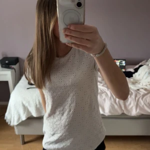 Vit blus med broderade detaljer - Säljer en söt vit blus med broderade detaljer, skriv för flera bilder 