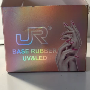Base Rubber UV&LED från JR - Säljer en uppsättning av Base Rubber UV&LED nagelprodukter från JR. Varje flaska innehåller 10 ml och är designad för att användas med både UV och LED-lampor. Perfekt för att skapa en hållbar och jämn bas för nagellack. Jag har då fått dessa i present när jag byggde naglar men gör det inte nu! Därför vill jag sälja dem då de inte kommit till användning.