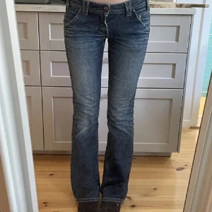 *lånade bilder / jeans  - snygga jeans med lite bootcut! köpta på plick, säljer pga för små för mig nu ❤️OBS: kolla 2 sista bilderna för defekter(slitage)// midjemått 82 cm, innerbenslängd 84 cm (lite för långa för mig som är 166) 