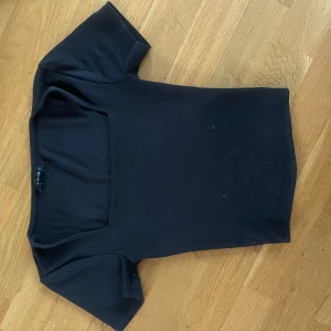 Svart kortärmad topp från Gina Tricot - Säljer en jättefin svart topp från Gina Tricot. Aldrig använd eftersom att den är för liten för mig tyvärr. Om du har några frågor är det bara att skriva💕