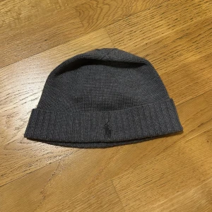 Grå Ralph lauren mössa - Säljer min ralphlauren mössa då den inte längre kommer till användning. Den är i bra skick!