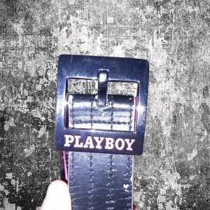 Fett vintage playboy bälte  - Trasig❗ så kom med bud har knutit ihop den😔 men tvärr fett vintage bälte från playboy 106cm ish KOM MED BUD❗❗