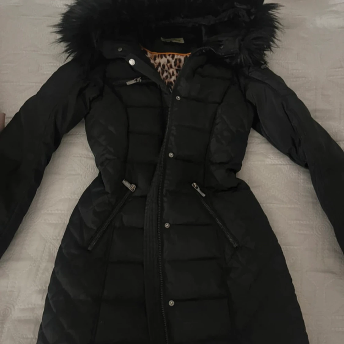 Svart dunjacka med leopardfoder från Rocco barocco 