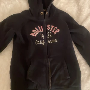 Mörkblå hoodie från Hollister - Köpte den här på plick, kvaliten och skicket är jättebra men jag säljer den då den är för stor för mig❤️