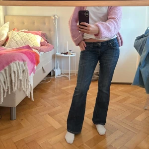 Lowwaist bootcut Big Star - Säljer dessa jeans som jag nyss köpte från Plick 💕. Tyvärr så passar dom inte mig så bra. Bilderna är inte mina utan från personen jag köpte dom av 💗