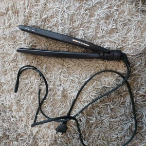 Plattång  - Babyliss plattång, 28 mm Slim. Köpt från Lyko men har legat i lådan och inte kommit till användning. 