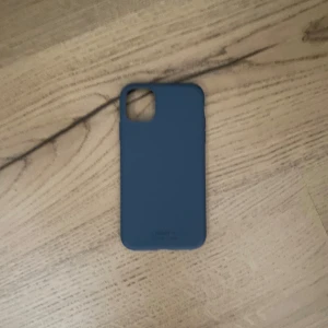 Blått mobilskal från Holdit - Säljer ett stilrent blått mobilskal från Holdit. Skalet är designat för att skydda din telefon samtidigt som det ger ett snyggt utseende. Perfekt passform och lätt att sätta på och ta av. Passar utmärkt för dig som vill ha ett enkelt och funktionellt skydd för din mobil.