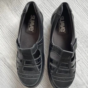 Svarta loafers från Suave 38 - Snygga svarta loafers från Suave Skorna har en unik design med utskurna detaljer och en robust sula för extra komfort. Använda en gång, storlek 38