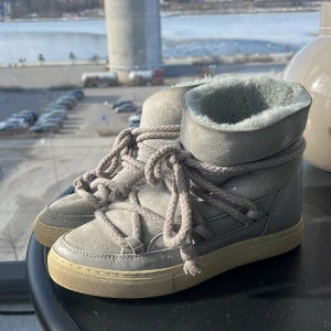 Grå boots från Inuikii - Snygga grå boots från Inuikii med snörning och mjukt foder. 
