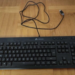 Gaming Keyboard  - Corsair gaming keyboard K-55 modell, Keyboarden funkar felfritt utan några konstigheter, Ljusen funkar som det ska, Sammanfattningsvis är det en bra tangentbord som funkar felfritt, allting funkar som det ska.  PRIS KAN DISKUTERAS!