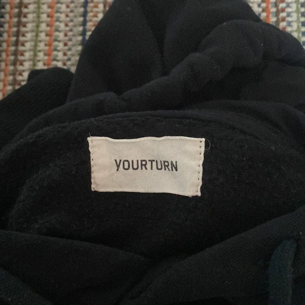 Säljer en svart hoodie från YOURTURN med en cool smiley och text på bröstet. Ärmen har texten 'DISTORTED WAVES' i grönt. Jag vet inte storlek men har för mig att det var unisex. Jag brukar ha xs på toppar för referens💫 använd Max 3 ggr.. Hupparit & Collegepaidat.