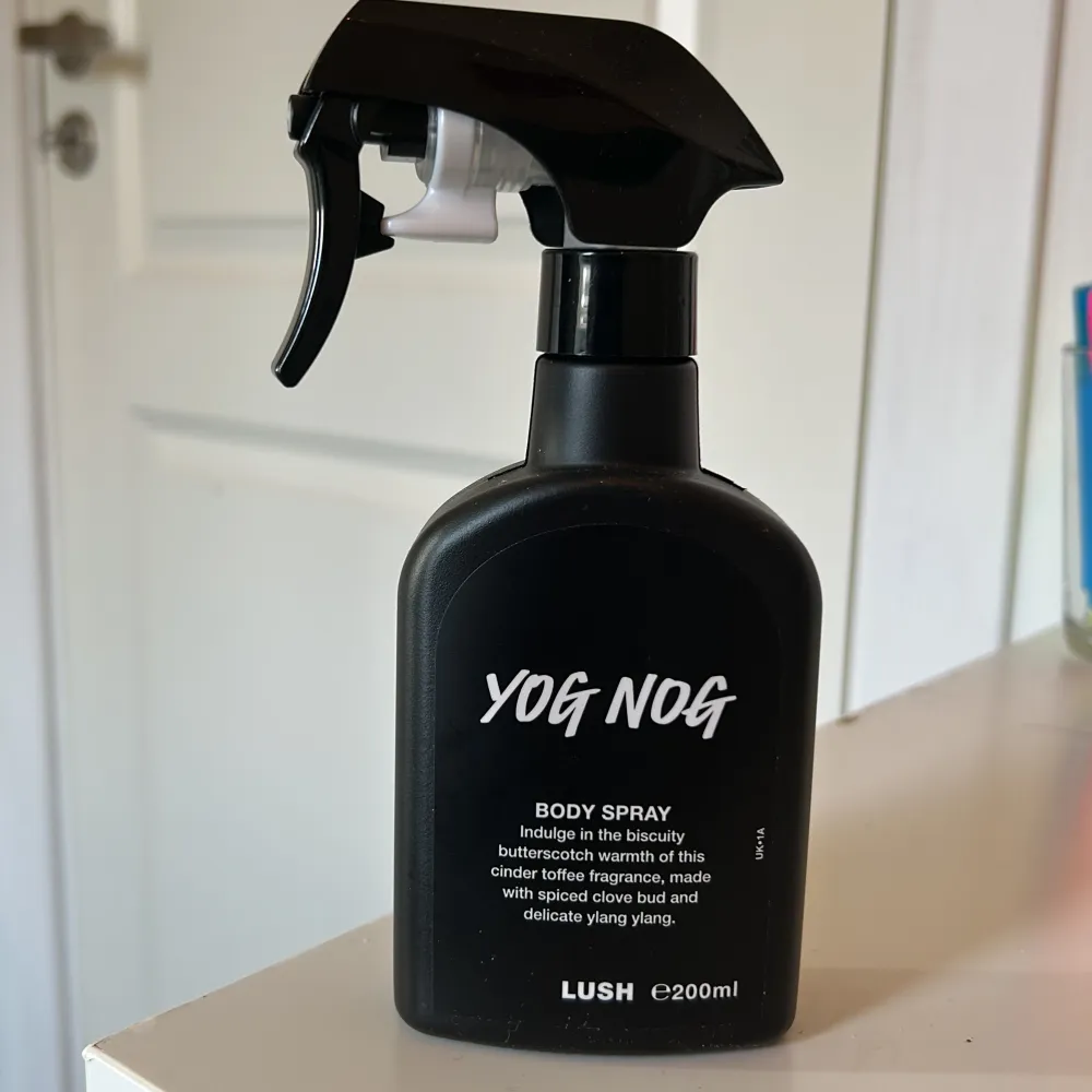 Säljer en Yog Nog Body Spray från Lush. Den har en varm doft av smörkola och kryddor, med inslag av ylang ylang. Helt oanvänd, helt oöppnad. Köpte 2 stycken och använder bara den ena. Därmed säljer jag den andra.. Perfume.