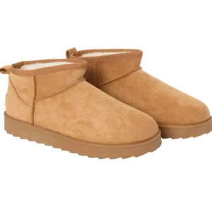 Uggs  - Säljer ett par mysiga bruna uggs med rund tå och varmt foder. Perfekta för kyliga dagar, dessa boots har en enkel design utan snörning och är gjorda i mocka.