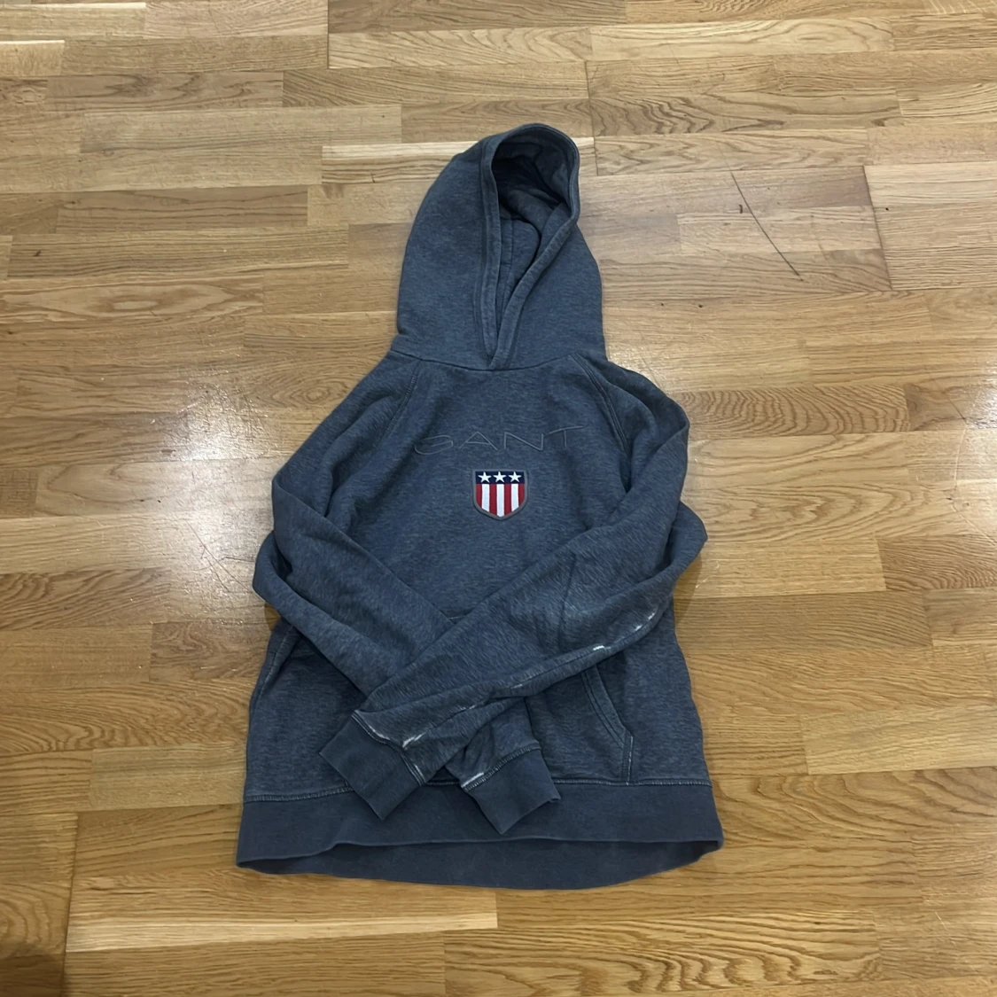 Grå hoodie från GANT