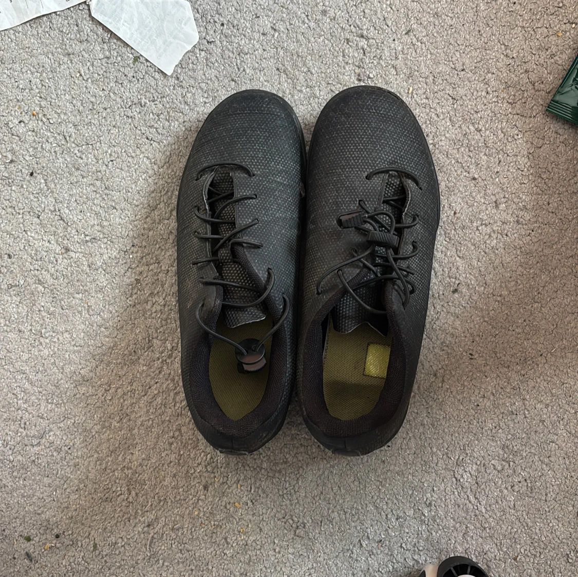 Svarta sneakers med snörning