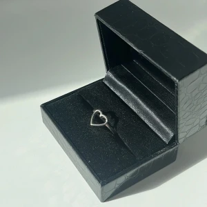 Silver Hjärtring - Säljer denna supersöta hjärtring inköpt i ett 3-pack från amazon för runt 100 kronor och nu säljer för endast 5💕 Fantastiskt bra skick och inga skråmor någonstans🌺 Vid behov av mer frågor eller bilder är det bara att kontakta💕