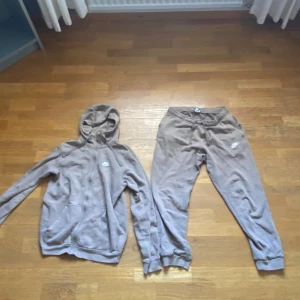 Beige hoodie och byxor från Nike - Säljer en Nike dress !.