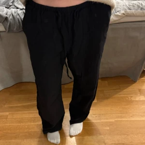 Svarta linnebyxor från Gins Tricot - Säljer ett par svarta linnebyxor från Gina Tricot i storlek XS pågrund av att de inte kommer till användning. Jag har använt de en gång och därför är de i väldigt fint skick. Midjan är anpassningsbar och lågmidjad. Perfekta till sommaren! Hör av dig vid eventuella frågor!💗☺️