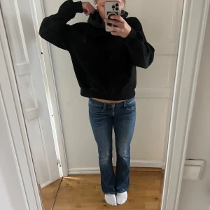 Blå jeans  - Säljer ett par blå Jeans från g star raw. De är i fint skick förutom ett litet hål längst ner på byxbenet.  Storleken är 26/32 passar mig som har storlek 34.  