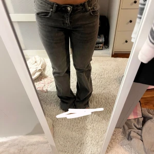 Grå jeansbyxor från - Snygga grå jeansbyxor med klassisk femficksdesign och knappdetaljer. Byxorna har en rak passform och är perfekta för en stilren look. De är tillverkade i ett bekvämt denimtyg som ger en skön känsla hela dagen. Se defekt 2 sista bilder. Vet ej om fläcken går bort