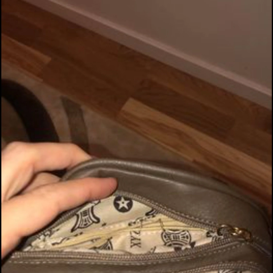 Väska  axelväska med dekorativ detalj - 1