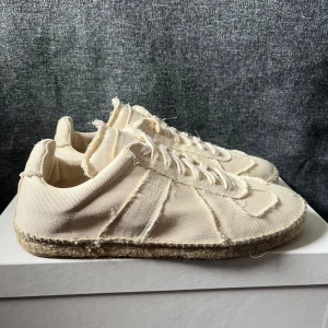 Maison Margiela Espadrilles | Helt nya  - Maison Margiela Espadrilles skor | Skick 10/10 aldrig använda | Storleken är 41 | Nypris runt 6-7tusen | Box och 2 dustbags ingår | självklart äkta  Hör av er vid frågor eller funderingar!