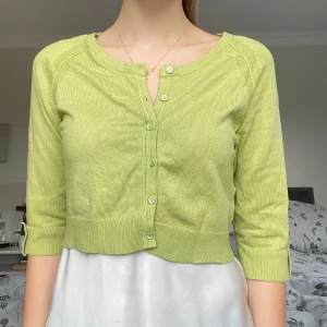 Söt bolero - Superfin ljusgrön kort kofta/bolero💚 Den har trekvartsärmar med knappdetaljer längst ned☺️Perfekt till sommaren🍋 