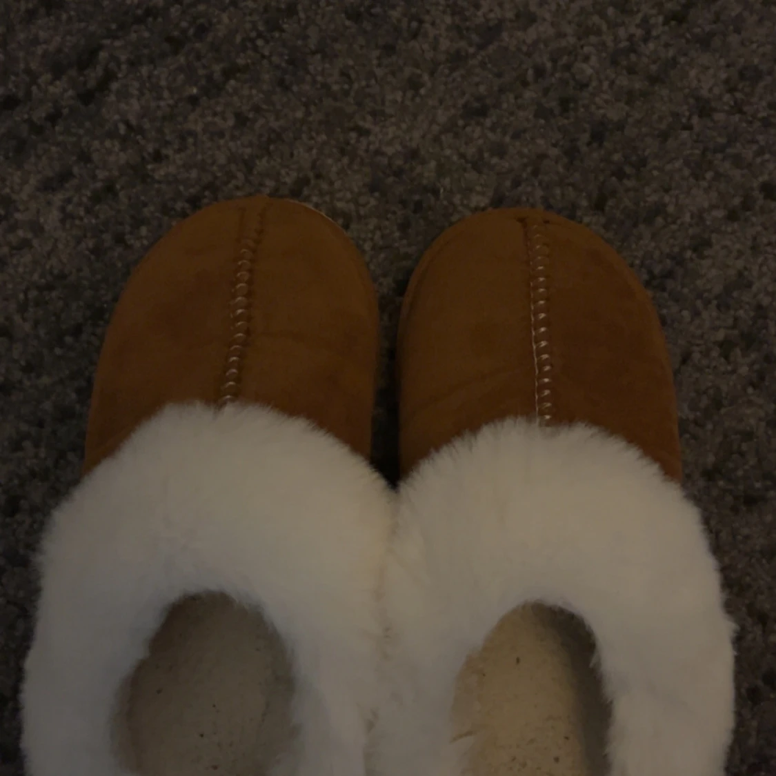 Bruna tofflor med vit päls från lager 157 - 1